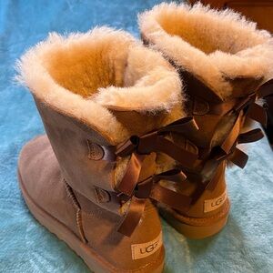 UGG Bailey Bow II. Chestnut. Size 9